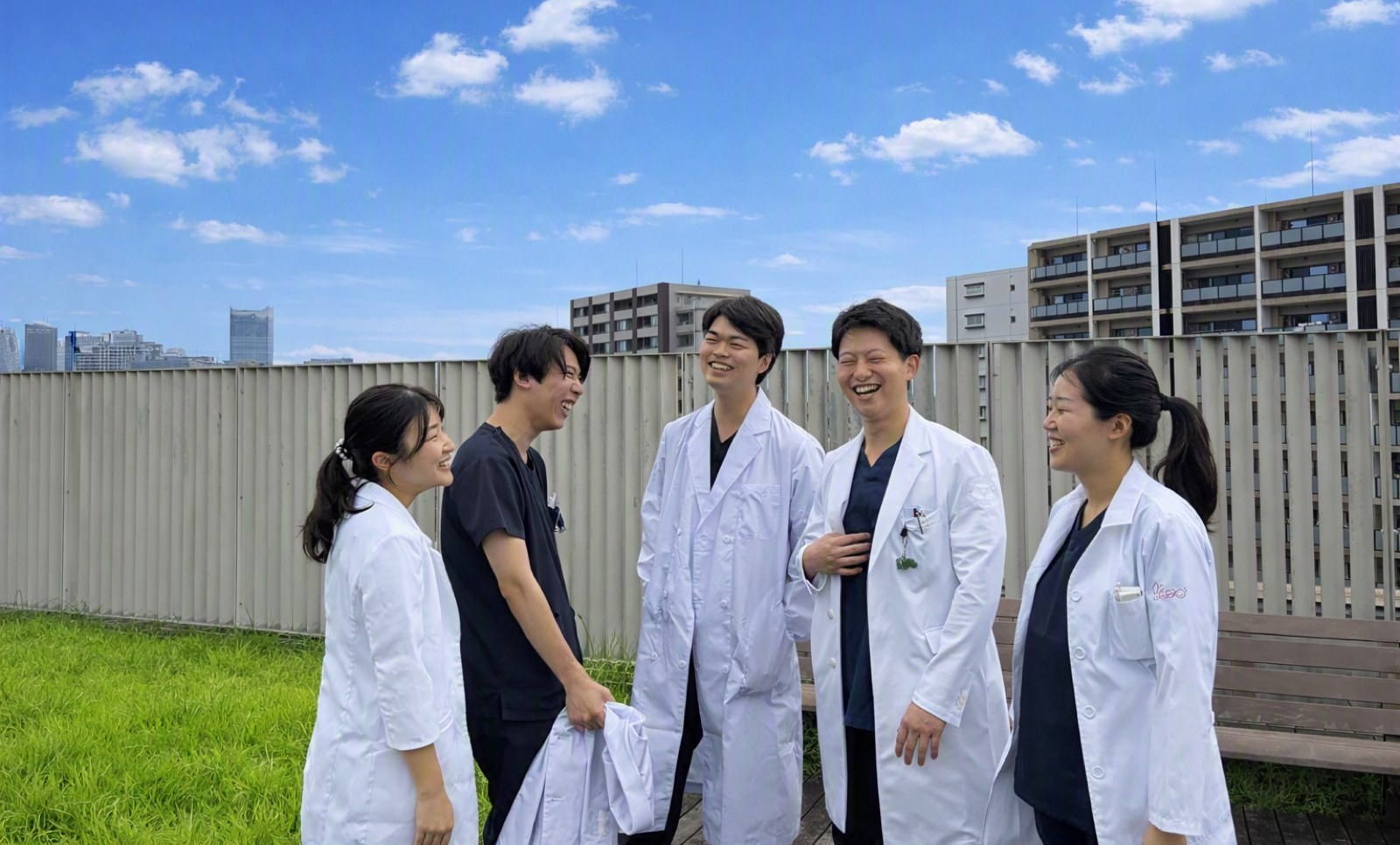 屋上で談笑する研修医たち