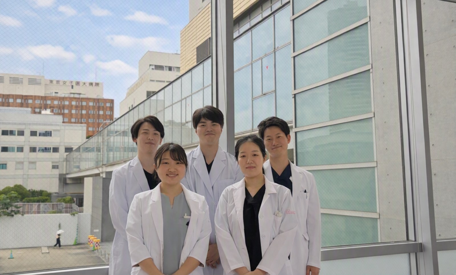 東京女子医大病院を背にした循環器内科の後期研修医たち